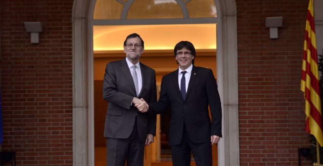Carles Puigdemont junto a Mariano Rajoy en una foto de archivo. EUROPA PRESS