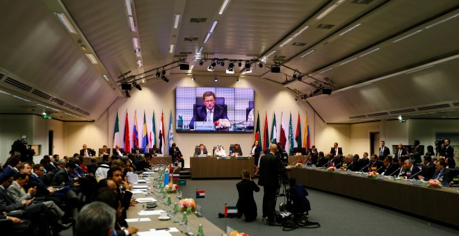 Reunión de la OPEC (Organización de Países Exportadores de Petróleo) celebrada este jueves en Viena. REUTERS/Leonhard Foeger