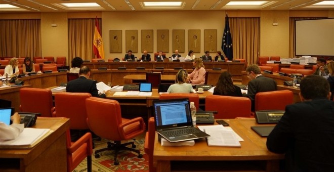 Sesión de la Comisión de Presupuestos del Congreso durante el debate de las enmiendas presentadas a las cuentas del Estado para 2017. E.P.