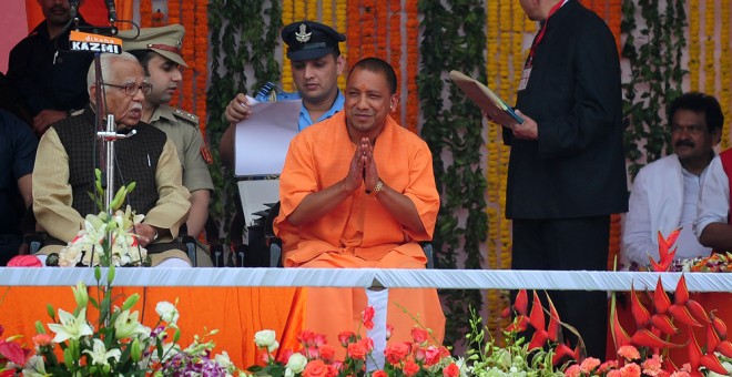 Yogi Adityanath (c) el día de su toma de posesion como primer ministro de Uttar Pradesh. AFP/Sanjay Kanojia