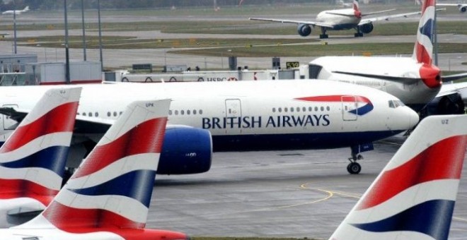 Varios aviones de la aerolínea British Airways, del grupo IAG, en un aeropuerto / EFE