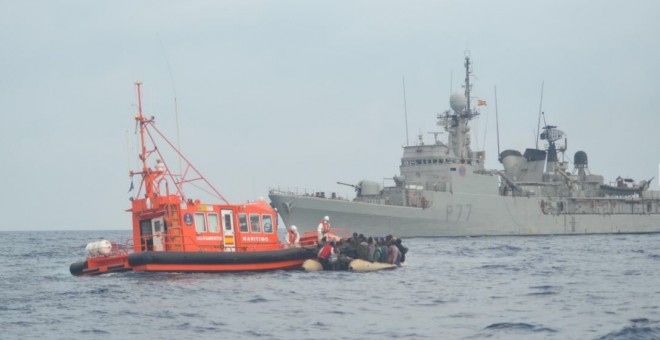 Efectivos de Salvamento Marítimo rescatan la patera incendiada.- SALVAMENTO MARÍTIMO