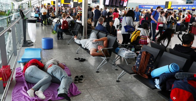Pasajeros esperando en la terminal 5  del aeropuerto londinense de Heathrow. /REUTERS