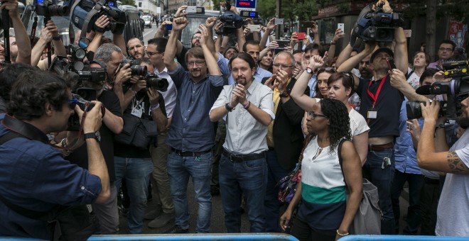 El líder de Podemos, Pablo Iglesias,c-d., acompñado de Xavier Doménech,c, de en Comu Podem, saludan a lo taxistas que se manifestaban hoy en la plaza de Neptuno .El gremio de taxistas madrileños mantienen hoy una huelga de doce horas, al igual que en el r