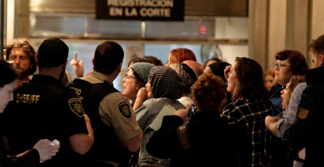 Varias personas se agolpan a la puerta del tribunal donde ha comparecido  Jeremy Joseph Christian, acusado de matar a dos personas que dedfendieron a dos jóvenes de apariencia musulmana  en un tren de cercanías de Portland. REUTERS / Steve Dipaola