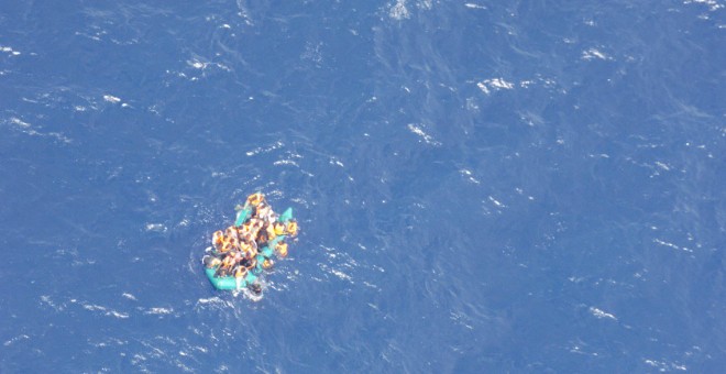 Imagen de la segunda patera rescata, semihundida, con 35 personas a bordo.- SALVAMENTO MARÍTIMO