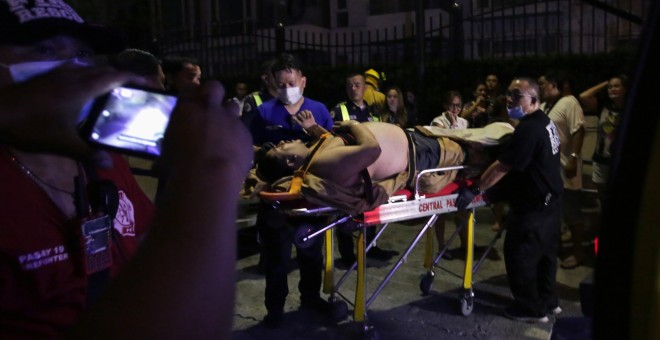 Un herido en el asalto al centro de ocio en Manila es atendido. /REUTERS