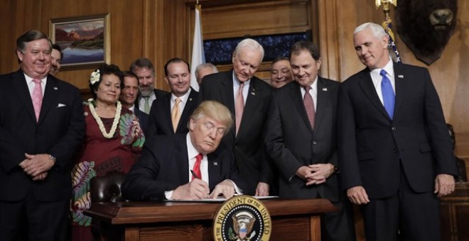 Donald Trump al firmar el veto a los ciudadanos de seis países musulmanes.