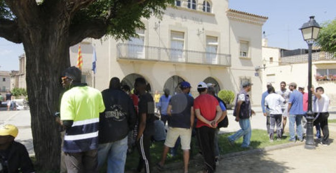 Protesta de treballadors del camp el passat dia 1 a la plaça de l'ajuntament de Seràs. SEGRE/Lleonard Delshams
