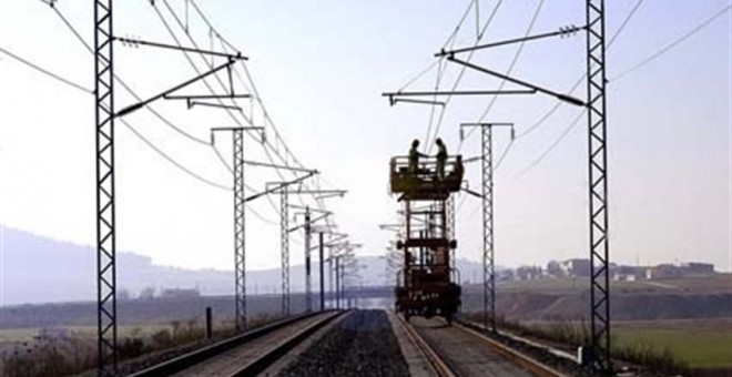 Reparación de una catenaria de electrificación de una línea ferroviaria. E.P.