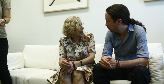 Manuela Carmena y Pablo Iglesias durante una reunión en el Ayuntamiento de Madrid. E.P.