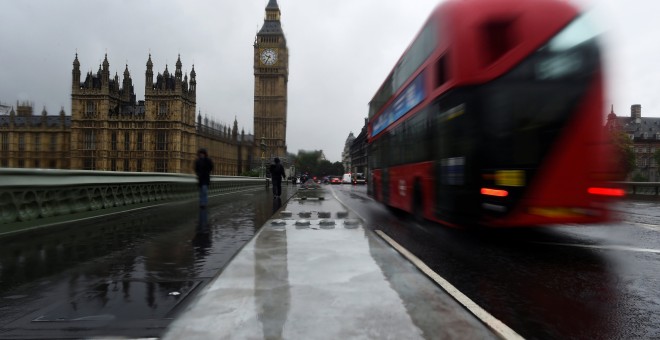 Un autobús cruza el puente de Westminster, en Londres, donde se han instalado nuevas barreras de seguridad el 6 de junio de 2017 REUTERS/Clodagh Kilcoyne