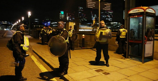 Policías británicos cerca del puente donde tuvo lugar el último atentado en Londres. REUTERS/Neil Hall