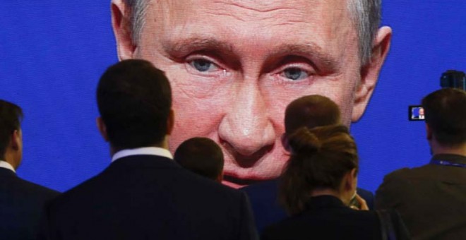 Putin aparece en una pantalla gigante durante un foro económico en San Petersburgo. | REUTERS