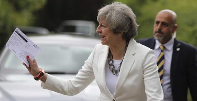 La primera ministra británica, la conservadora Theresa May, a su llegada al colegio electoral en Sonning, en el condado inglés de Berkshire (sureste de Inglaterra), durante la jornada de elecciones generales del Reino Unido. EFE