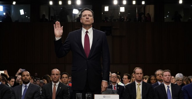 El exdirector del FBI James Comey testificando ante el Comité de Inteligencia del Senado /REUTERS