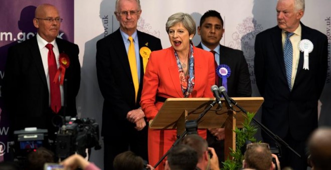 La primera ministra británica Theresa May (c) ofrece un discurso de victoria en el Centro de Ocio Magnet después de ser declarada ganadora de la votación en el distrito electoral de Maidenhead, Gran Bretaña. /EFE
