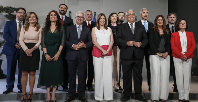 La presidenta de la Junta de Andalucía , Susana Díaz (c), posa con su Gobierno al completo en el acto de toma de posesión de los nuevos consejeros tras la remodelación que ha hecho para afrontar la nueva etapa en su legislatura, hoy en el palacio de San T