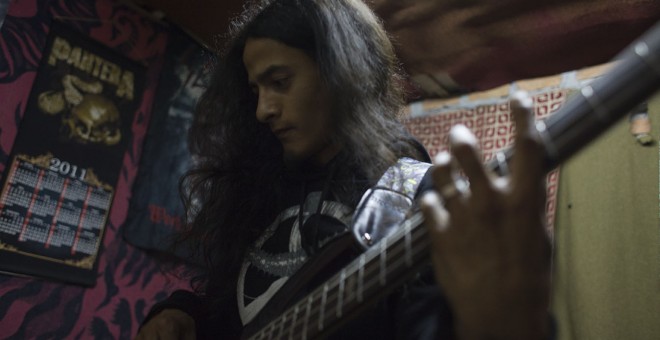 Ïan, bajista de Plague Throat, durante un ensayo en el local donde el grupo se suele reunir para ensayar en Shillong, capital de Meghalaya, India. /ELENA DEL ESTAL