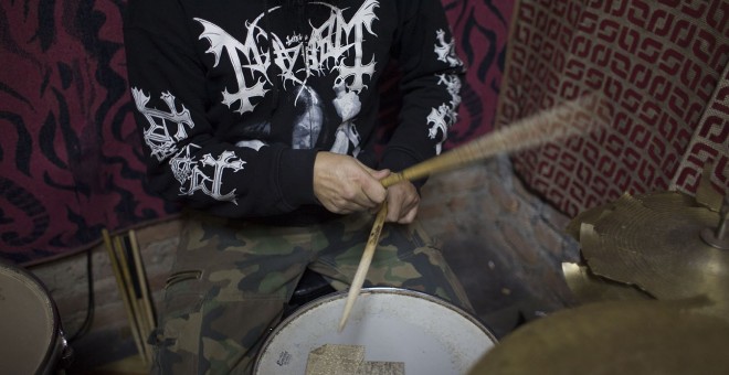 Bianjlang, batería de Plague Throat, toca durante un ensayo en el local donde el grupo se reúne en Shillong, capital del estado de Meghalaya, en el Noreste de la India. /ELENA DEL ESTAL