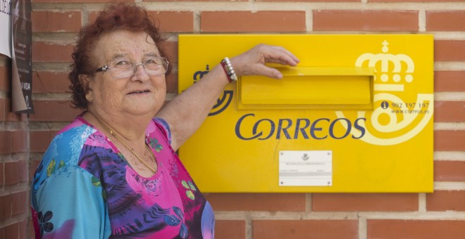 La que fuera la primera mujer cartero de España, Josefina Vicente Alcaráz, posa junto a un buzón de Correos en la Pedanía Murciana de Algezares. EFE/Marcial Guillén