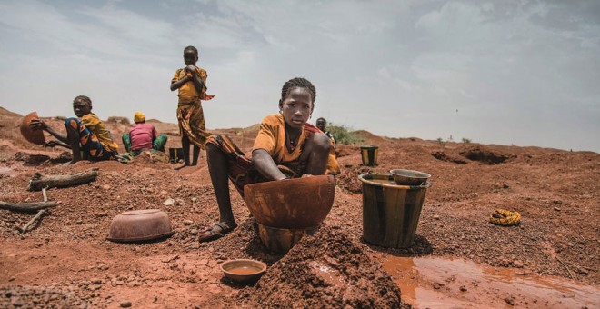 Menores trabajando en las tierras africanas. TIERRA DE HOMBRES