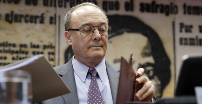 El gobernador de Banco de España, Luis María Linde, en una comparecencia en la Comisión de Presupuestos del Senado. EFE/Juan Carlos Hidalgo