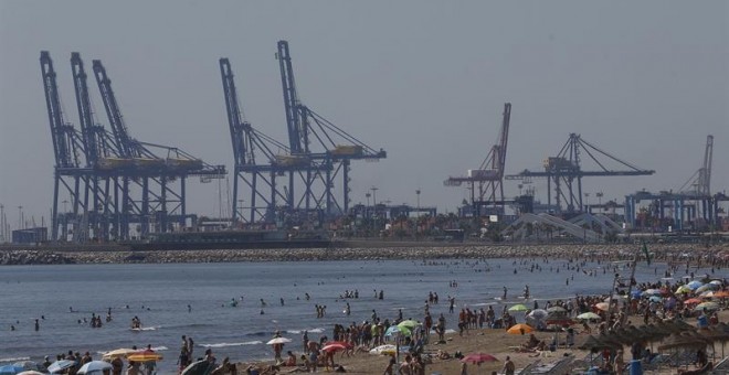 Port de València vist des de la platja de la Malvarrosa. EFE
