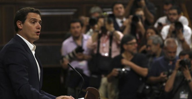 El líder de Ciudadanos, Albert Rivera, durante su intervención en la segunda jornada del debate de la moción de censura de Unidos Podemos contra el Gobierno de Mariano Rajoy, que será rechazada por amplia mayoría. EFE/Sergio Barrenechea