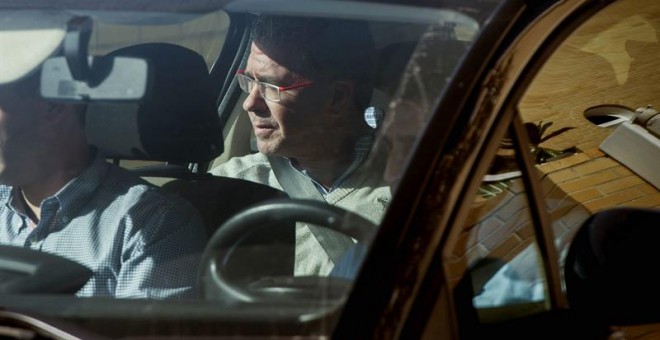 El exconsejero de Presidencia de la Comunidad de Madrid Francisco Granados sale en un coche de la Guardia Civil de su domicilio de Valdemoro tras su detención por la trama Púnica. EFE