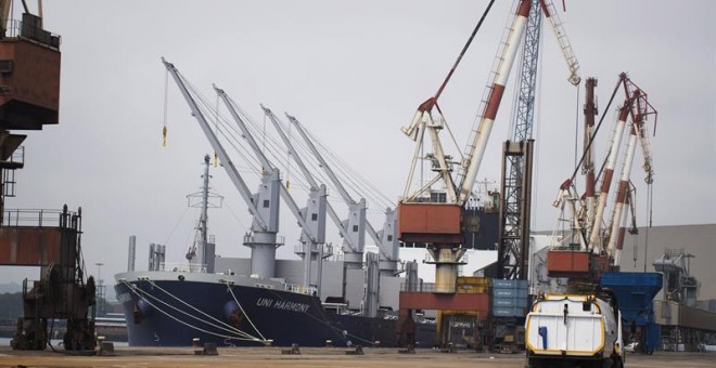 Varias gruas en el puerto de Santander, donde todos los estibadores secundan la huelga general de 48 horas que ha comenzado a las 8.00 horas y que en la jornada de hoy paralizará las operaciones de carga y descarga de cuatro buques, según el comité de em