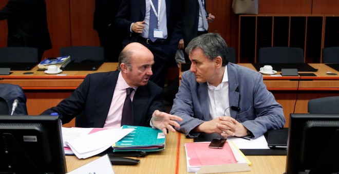 El ministro de Finanzas español, Luis de Guindos, (i), con su homólogo griego, Euclid Tsakalotos (d), en una reunión de ministros de finanzas de la Eurozona REUTERS/Francois Lenoir