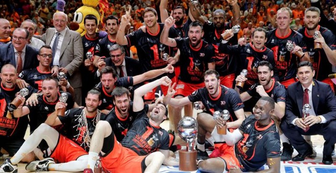 Los jugadores del Valencia Basket celebran con la copa el título de campeones de la Liga ACB. /EFE