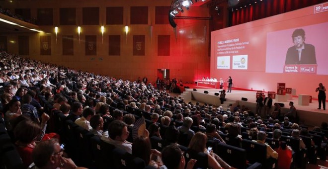 María Angeles Siemens, directora general del comité español de ACNUR, se dirige a los delegados durante la inauguración del Congreso Federal del PSOE. /EFE