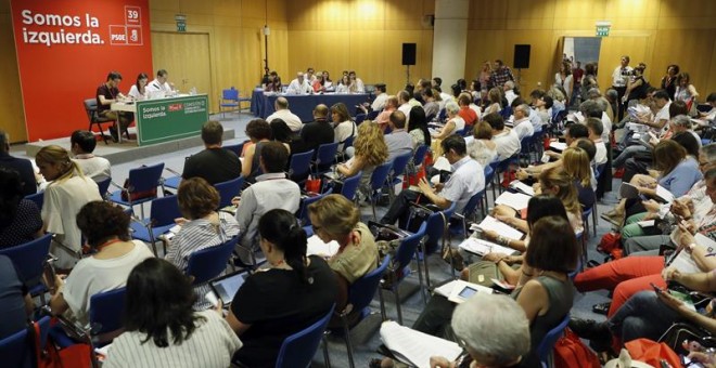 Una de las comisiones que se han constituido en el Congreso del PSOE. /EFE