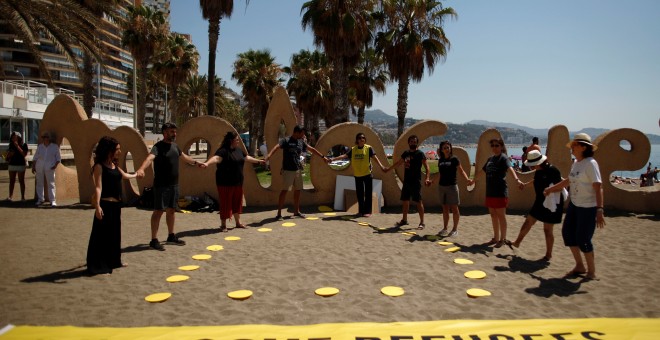 Activistas de Amnistía Internacional durante una performance en la playa de La Malagueta en Málaga con motivo del World Refugee Day.REUTERS/Jon Nazca