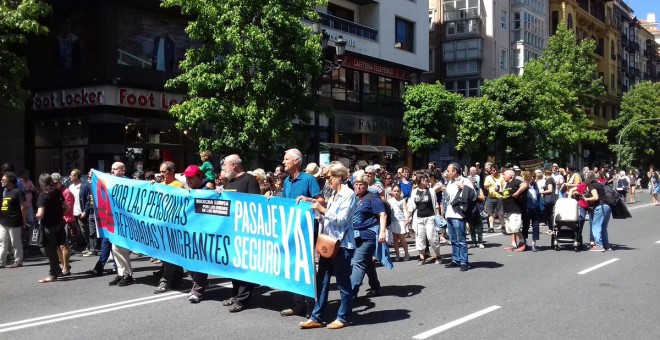 Manifestantes piden que el Gobierno cumpla con su compromiso de acoger refugiados en Santander./Twitter @luismdiavilla