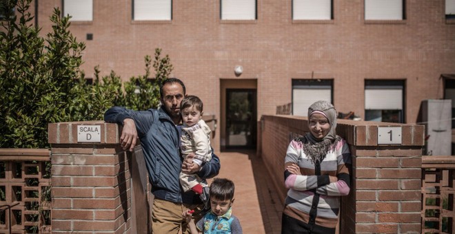 Fatem, Khalil y su hijo, frente a la casa en la que pasaron cuatro año en Líbano tras partir de Siria. REPORTAJE FOTOGRÁFICO Pablo Tosco / Oxfam Intermón