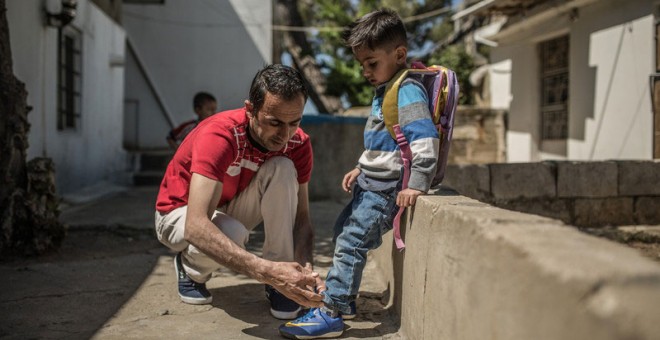 Khalil y su hijo, durante su estancia en Líbano.  REPORTAJE FOTOGRÁFICO Pablo Tosco / Oxfam Intermón