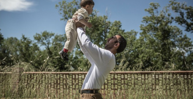 Khalil y su hijo juegan en Líbano antes de partir a Italia. REPORTAJE FOTOGRÁFICO: Pablo Tosco/ Oxfam Intermón