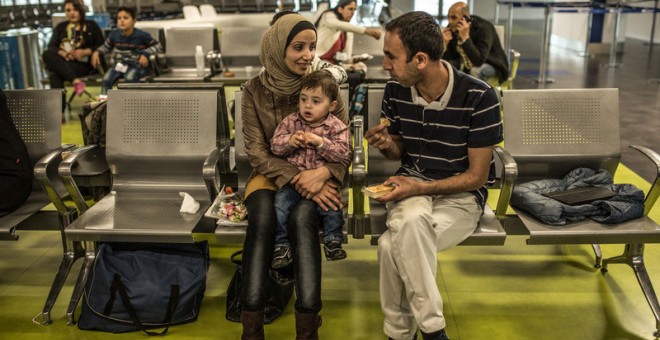 Khalil, Fatem y su hijo en el aeropuerto. REPORTAJE FOTOGRÁFICO: Pablo Tosco/ Oxfam Intermón