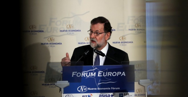 El presidente del Gobierno Mariano Rajoy, durante la presentación de la presidenta de la Comunidad de Madrid, Cristina Cifuentes, en un desayuno informativo en un hotel de Madrid.EFE/JJGuillén