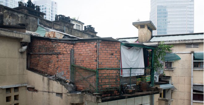 Una vivienda informal construida en el piso superior de un edificio en el centro de la ciudad