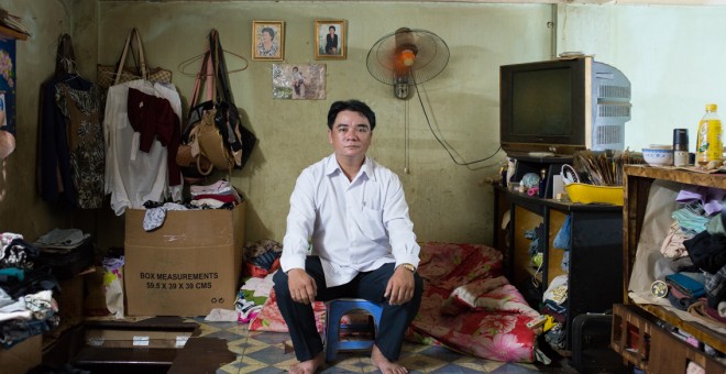Tai Do en un piso de los bloques de apartamentos Võ Văn Tần. Él tuvo que dejar su piso en 2010 pero la compensación que obtuvo solo le permitió comprarse una casa a 25km de distancia del centro de la ciudad. Tuvo que cambiar de trabajo ya que no podía via