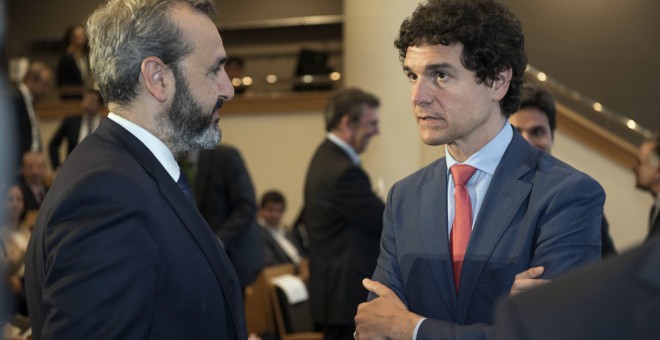 Unai Rementeria (d), Diputado General de Vizcaya, e Iñaki Garcinuño, presidente de la patronal vizcaína CEBEK, hablan momentos antes de comenzar la Junta General de accionistas de Siemens-Gamesa, la primera tras la fusión de ambas empresas. EFE/MIGUEL TOÑ