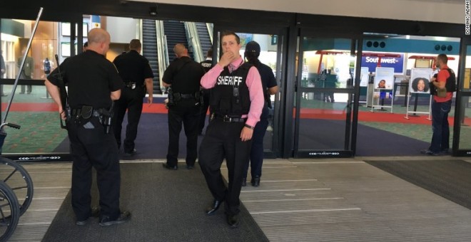 Apuñalado un policía en un aeropuerto de Michigan en un posible ataque terrorista. CNN