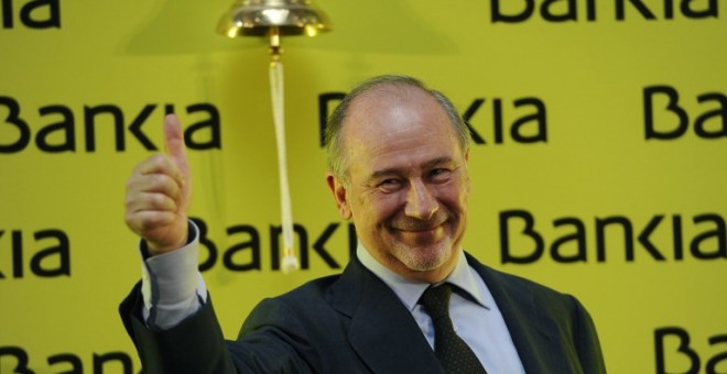 El entonces presidente de Bankia, Rodrigo Rato, levanza el pulgar el día de la salida a bolsa de la entidad financiera, el 20 de julio de 2011. AFP/Pierre-Philippe Marcou