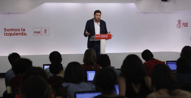 El nuevo portavoz de la ejecutiva del PSOE, Óscar Puente, durante la rueda de prensa posterior a la primera reunión de la Ejecutiva surgida del 39 Congreso Federal. EFE/Emilio Naranjo