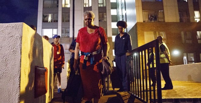 Los residentes del complejo de edificios Chalcots Estate, en el barrio londinense de Camden, son evacuado por temor a la seguridad contra incendios. EFE/EPA/TOLGA AKMEN