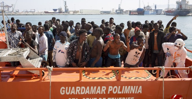 Llegada de la embarcación Guardamar Polimnia de Salvamento Marítimo al puerto de Málaga con los inmigrantes que han sido rescatados cuando viajaban en dos pateras por las cercanías de la isla de Alborán. EFE/Daniel Pérez
